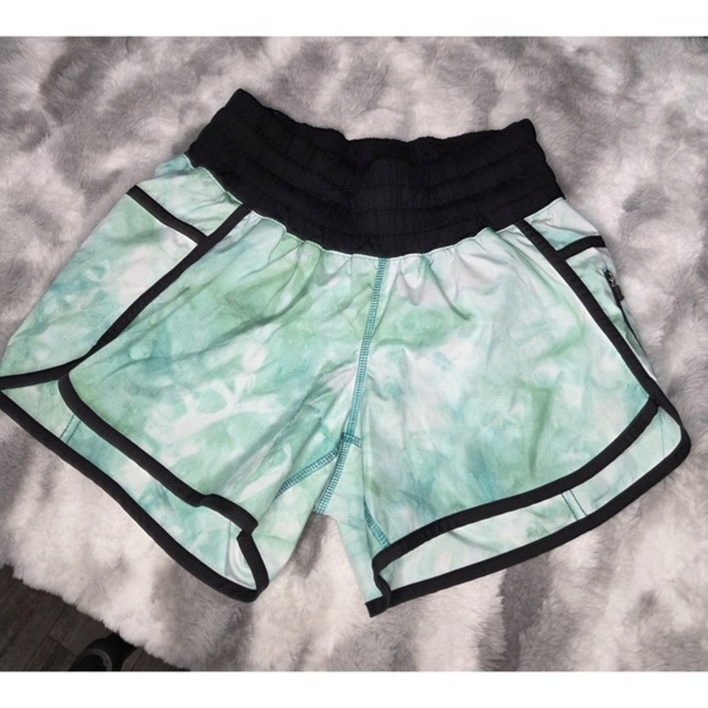 Lululemon‎ Tracker Short II in Spray Dye White Blue Tropics Black Trim Size 6